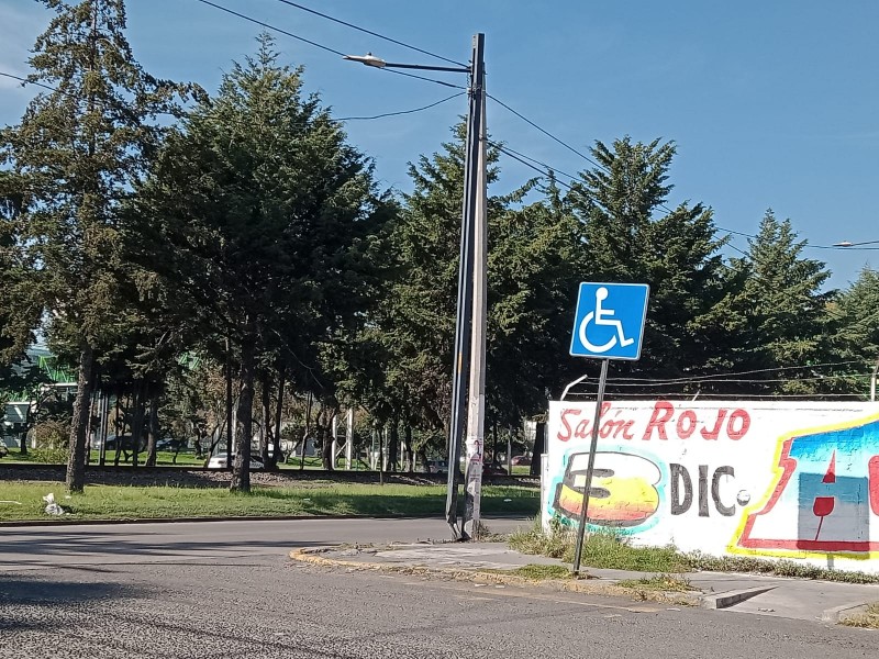 Postes de alumbrado dañados en Toluca