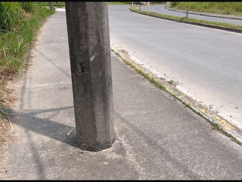 Postes en banquetas obstruyen paso de sillas de ruedas