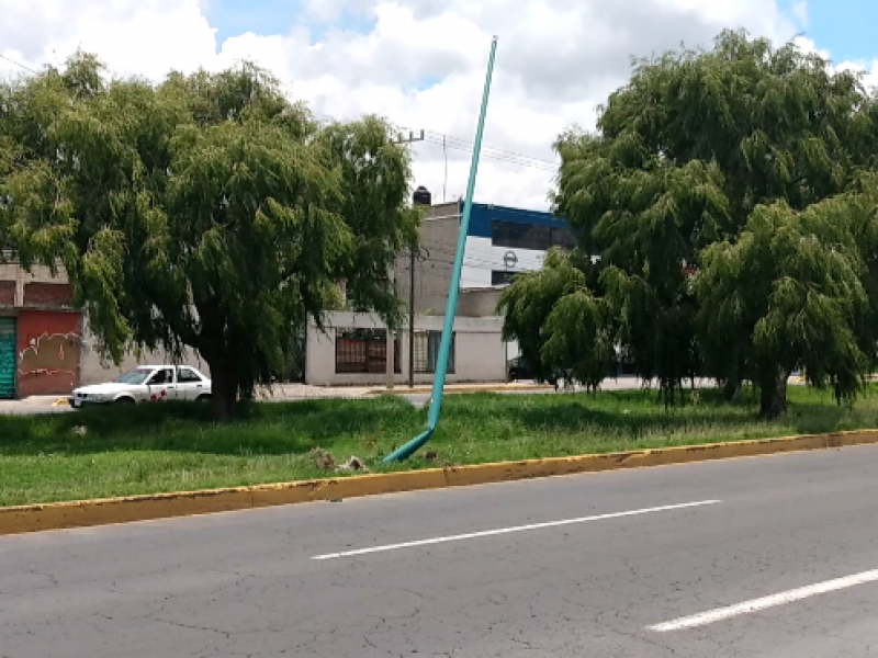 Postes en mal estado generan riesgo en Calzada al Pacífico