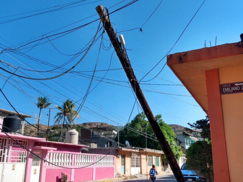 Postes en mal estado una constante en Salina Cruz