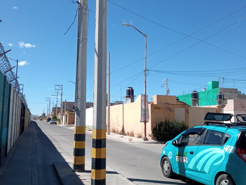 POSTES EN MEDIO DE LA CALLE EN HACIENDA DEL PEDREGAL1