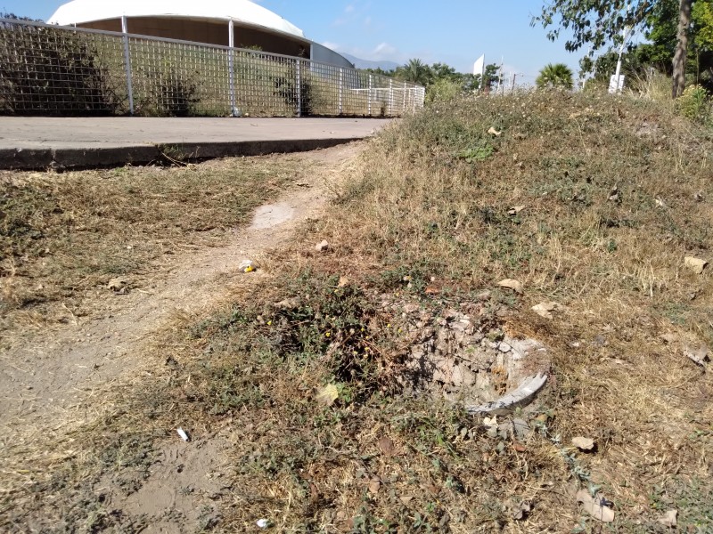 Pozo sin tapa, un peligro en el parque metropolitano