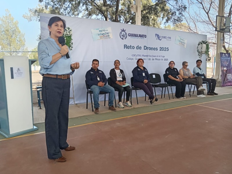 Practican sus conocimiento científicos con drones.