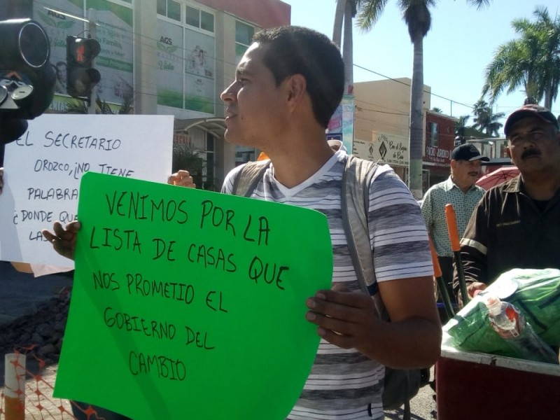 Precaristas bloquean calle Degollado