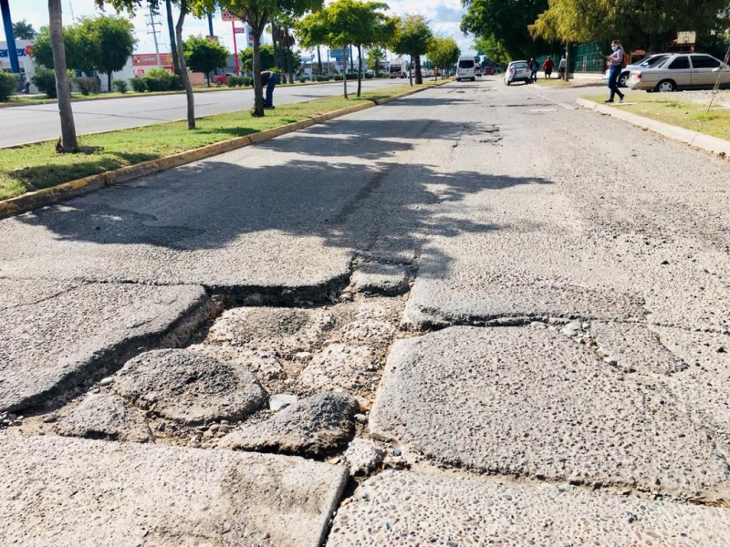 ¡Precaución! peligrosos baches en Blvd. López Mateos