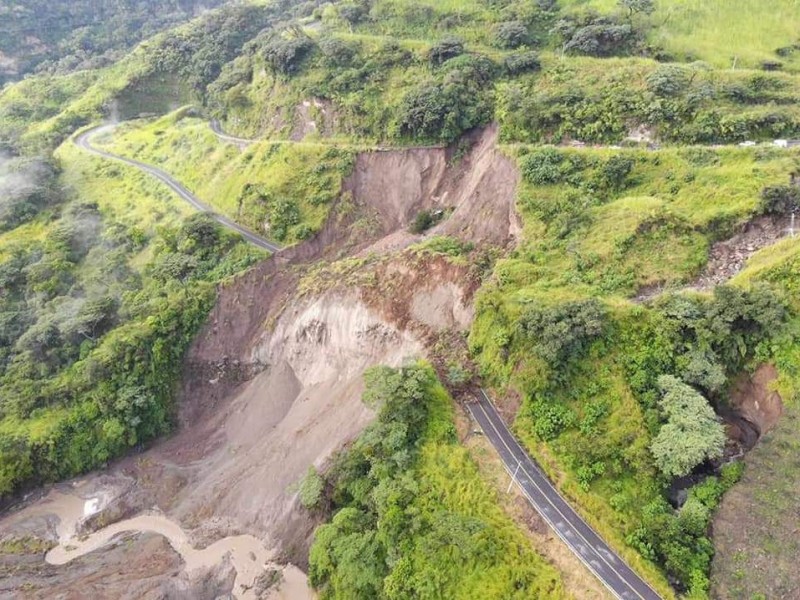 Carretera Guadalajara - Colima permanece cerrada por derrumbe