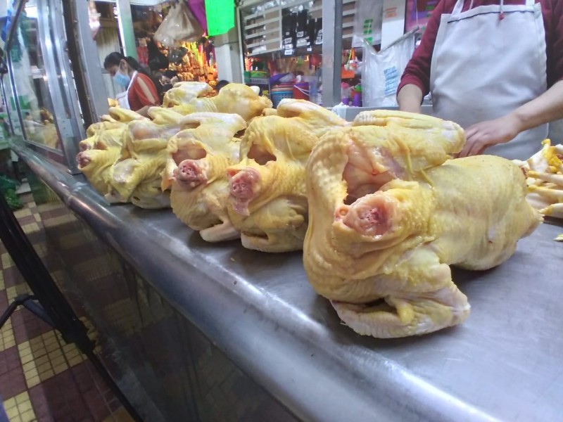 Precio del pollo repunta 8.9%, michoacanos compran menos para que alcance