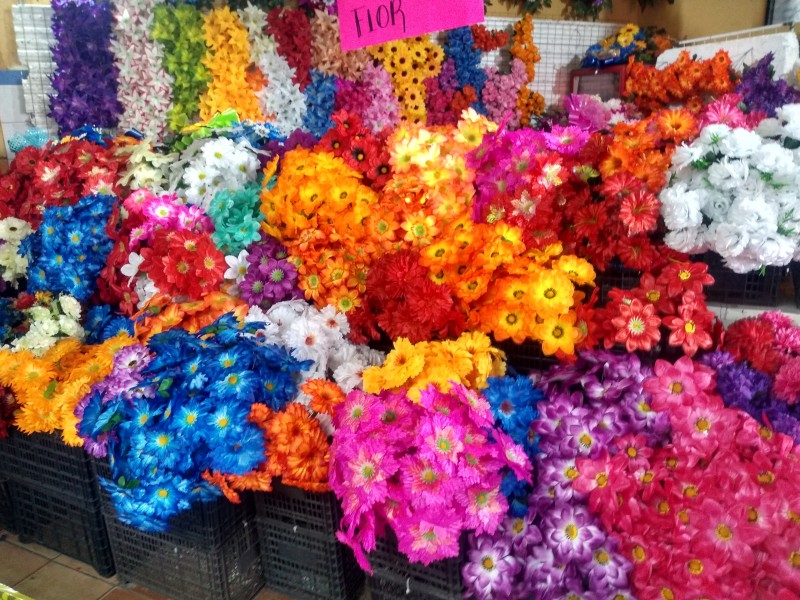 Precios de flores artificiales aumenta 2 pesos este año