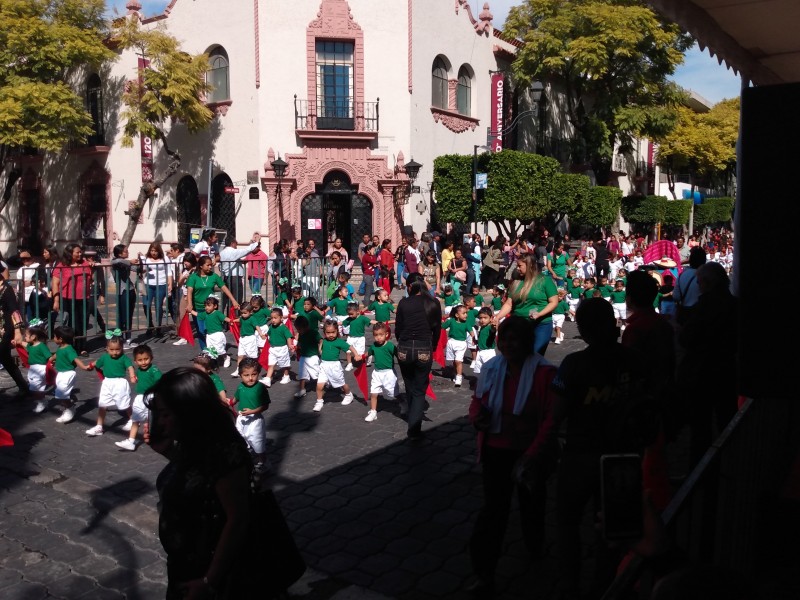 Preescolares desfilan en conmemoración de la Revolución Mexicana