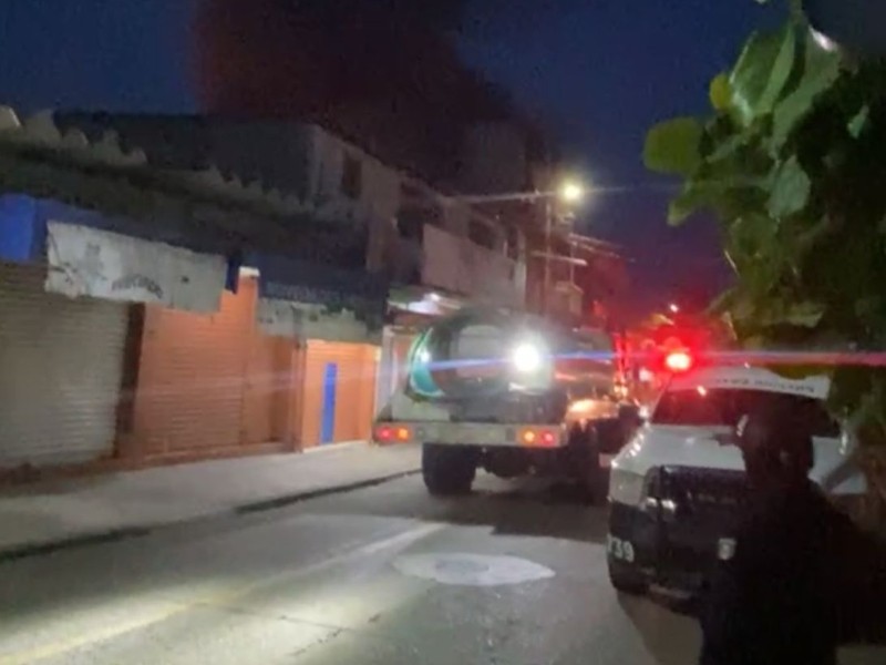 Preliminar: Se incendian local grande en el centro de Zihuatanejo