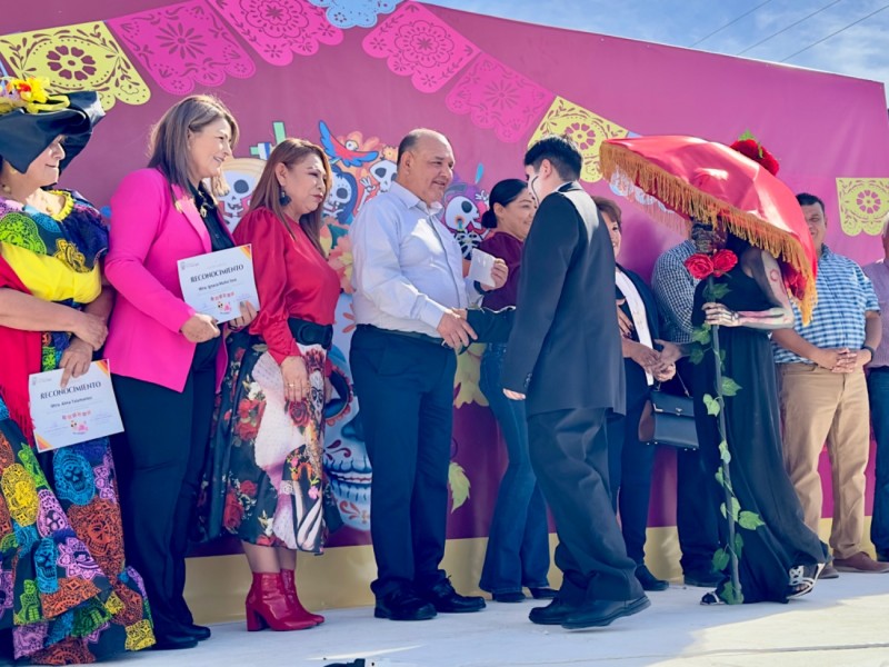 Premia Alcalde a participantes en concurso de catrinas y murales
