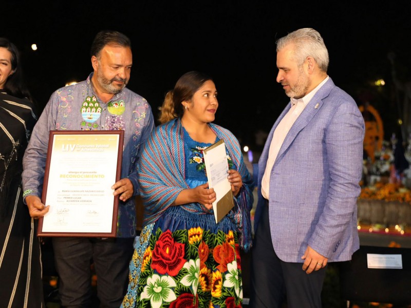 Premian a artesanos michoacanos