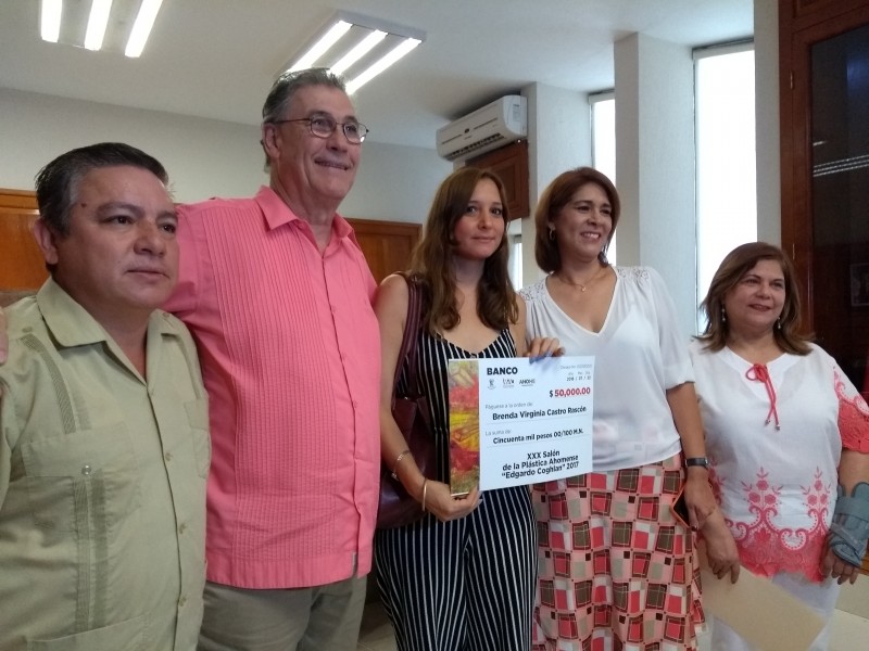 Premian a ganadora del Salón de la Plástica