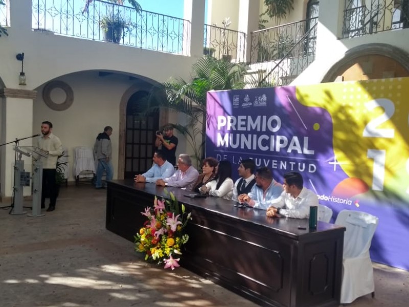 Premian a jóvenes destacados