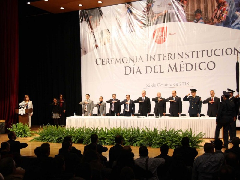 Premian a médicos por su trayectoria