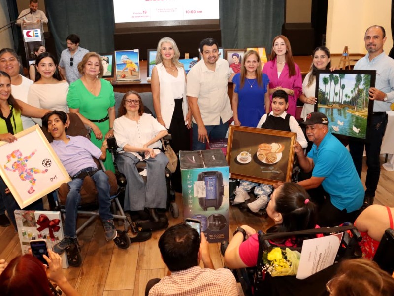 Premian a pintores con la boca y el pie en Ahome