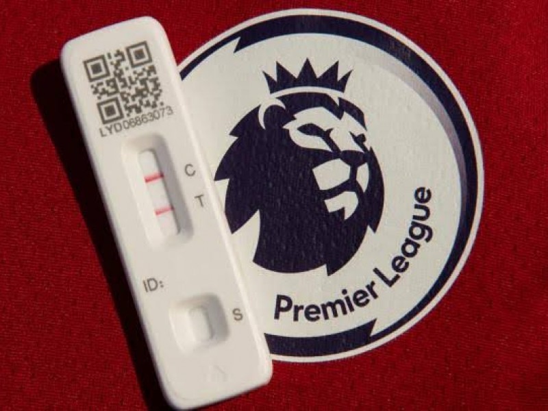 Premier League reduce los contagios de COVID-19 a la mitad