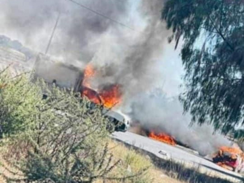 Violencia en Pinos; se registra balacera y vehículos incendiados