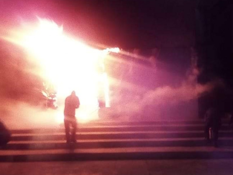 Prenden fuego a Palacio de Gobierno