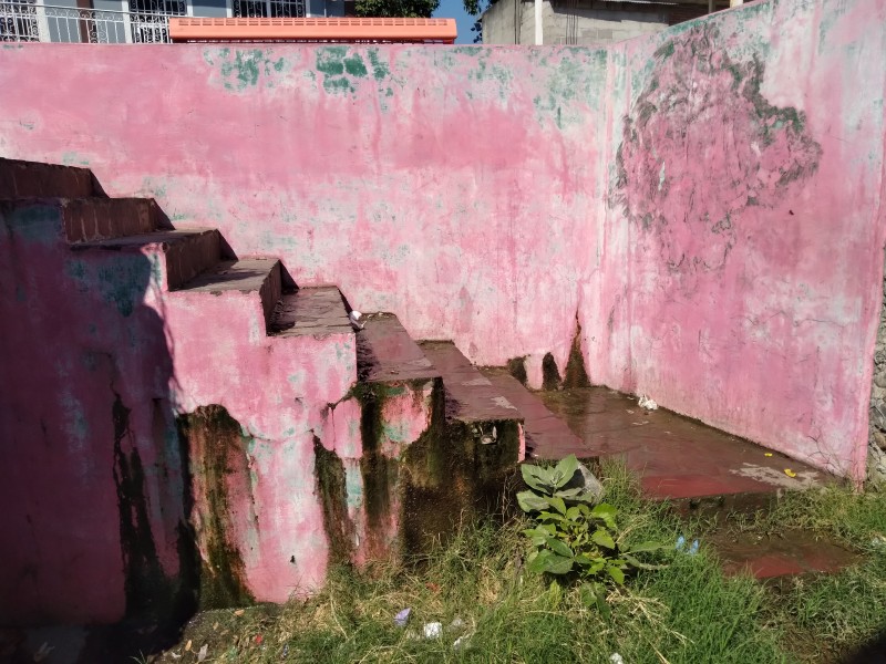 Preocupa a ciudadanos fuga de agua potable en ciclovía; Tehuantepec