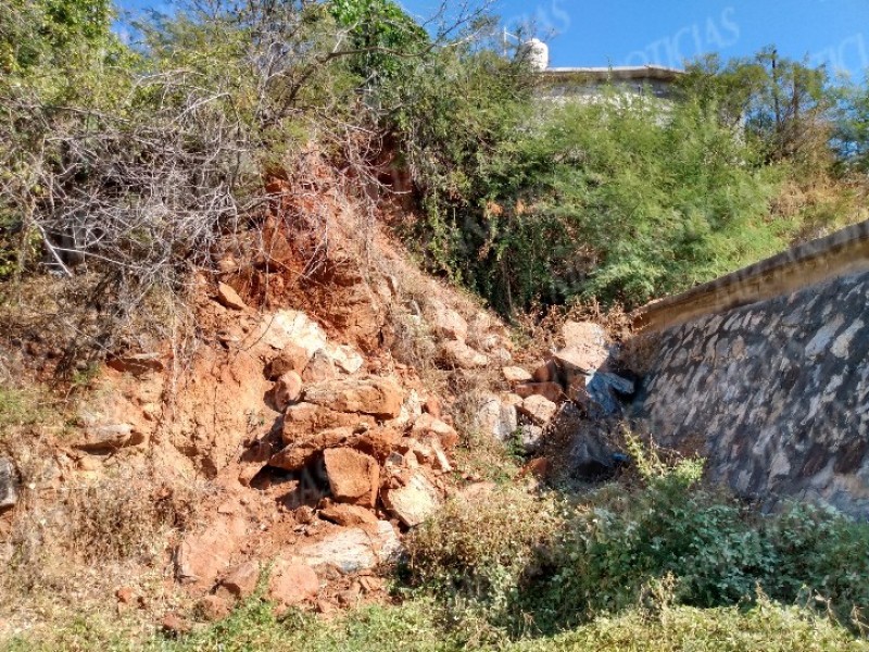 Preocupa a vecinos derrumbe de rocas
