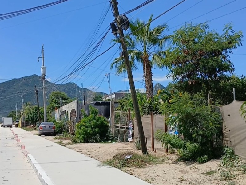 Preocupa a vecinos inclinación  de poste