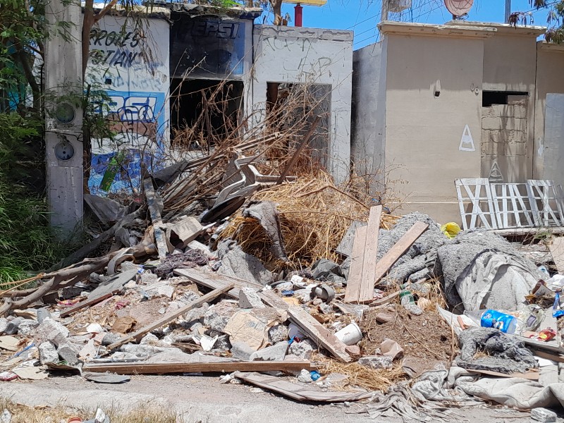Cercan viviendas con basura, las convierten en foco de infección