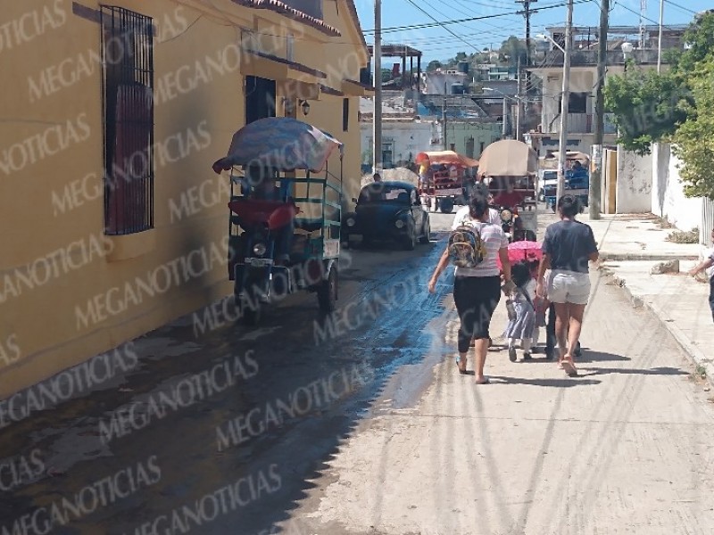 Preocupa fuga de aguas negras frente a preescolar