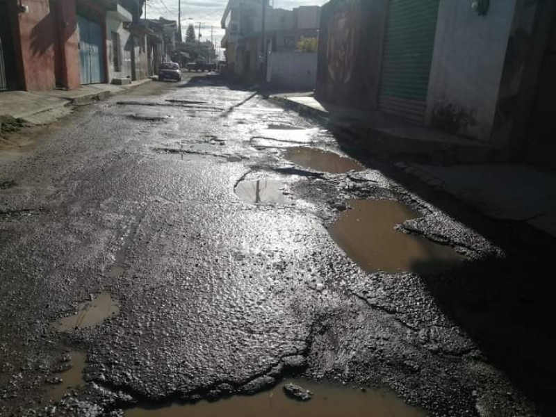 Preocupa a vecinos de Chachapa hoyos y baches por lluvias