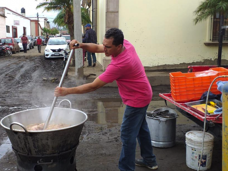 Prepara carnitas a brigadistas en San Gabriel