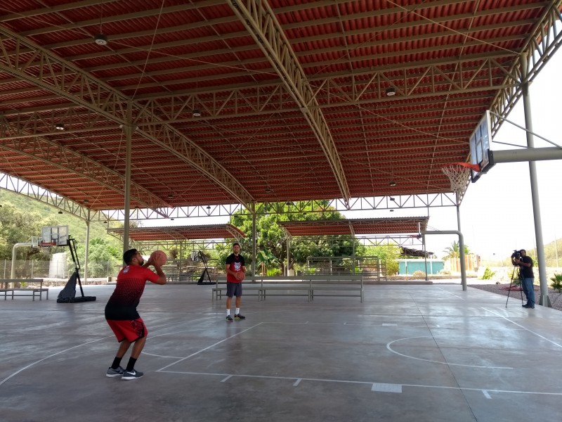 Prepara club academia de básquetbol para niños