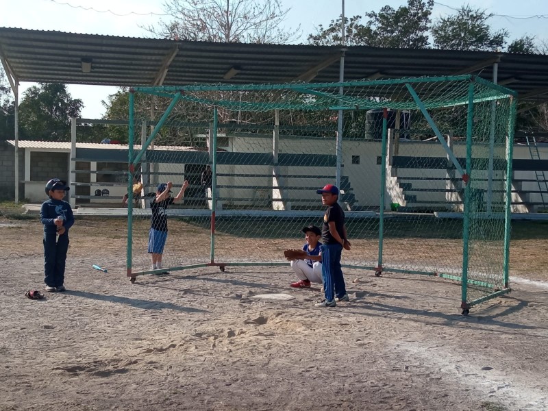 Preparan a jugadores de béisbol en Tuxpan