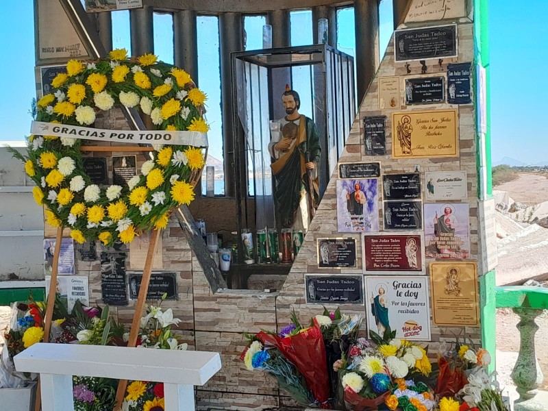 Preparan celebración de San Judas Tadeo, llevan flores y veladoras