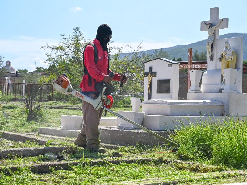 Preparan el Panteón de Lerdo para las visitas por Día de Muertos