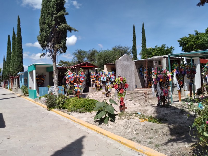 Preparan panteón de San Gabriel Chilac para Día de Muertos