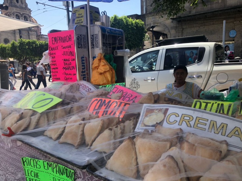 Preparan venta de empanadas y pitayas en el centro Tapatío