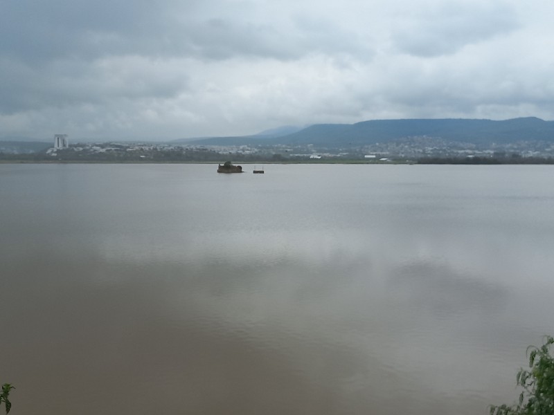 Presa El Palote continúa vertiendo agua por el rio de los Gómez