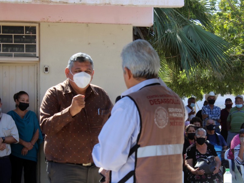 Presencia alcalde entrega de tarjetas de Bienestar a adultos mayores de Empalme