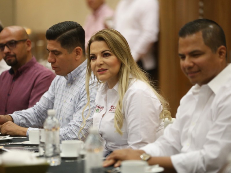 Presenta Claudia Delgadillo sus compromisos a empresarios de Vallarta