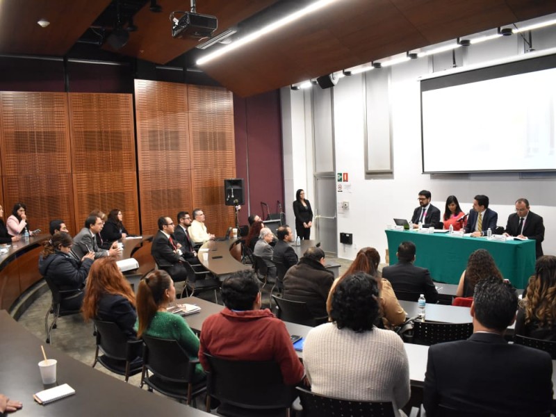 Presenta consejero del IEEQ libro en San Lázaro