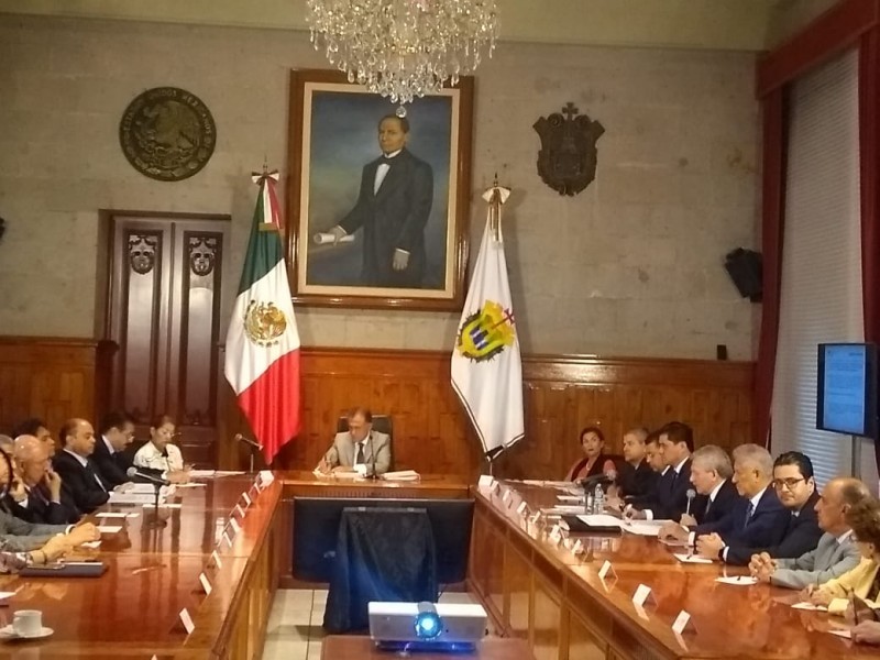 Presenta gobernador comité de entrega-recepción