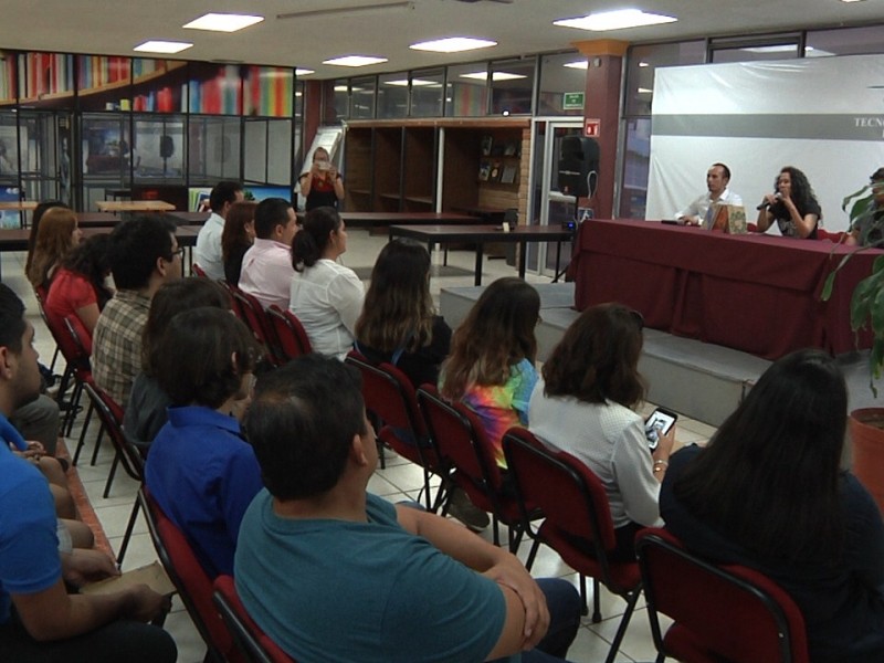 Presenta joven escritor nogalense libro de poemas