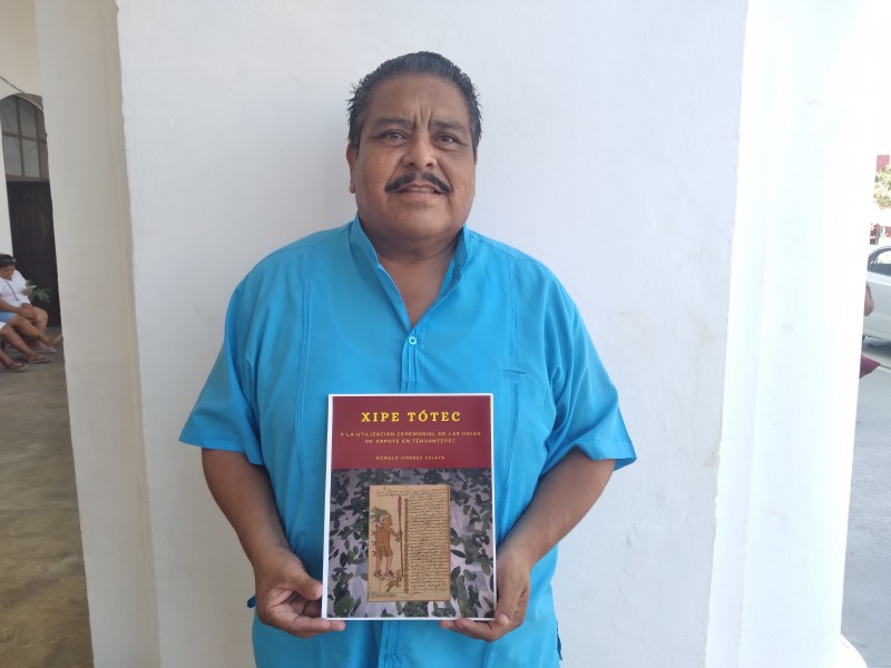 Presenta Rómulo Jiménez Celaya su 15° obra histórica a Tehuantepec