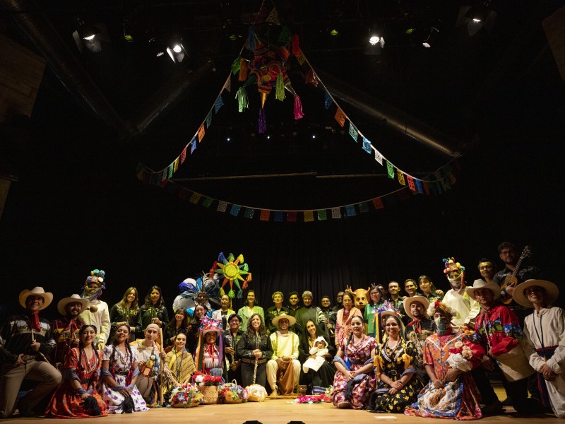 Presentación navideña de compañía folklórica