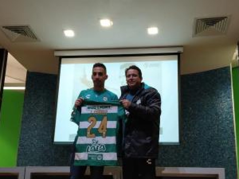 Presentan a Javier Correa como jugador de Santos