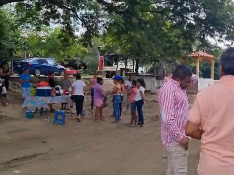 Presentan a un profesor en primaria de Palos Blancos