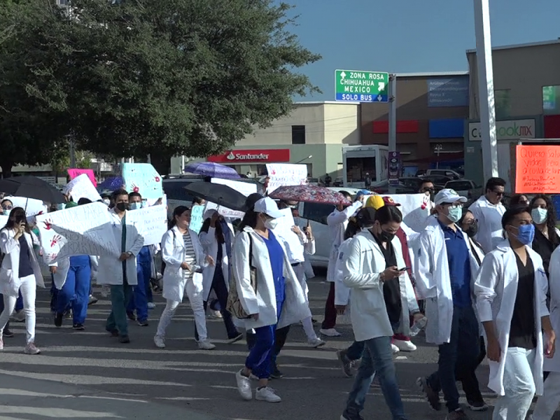 Presentan amparo médicos pasantes de la Laguna