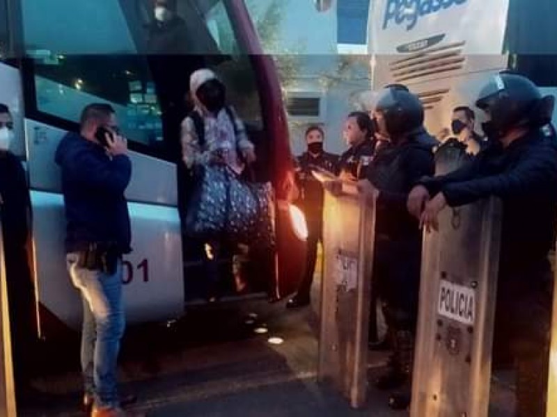 Presentan ante el juez a los 23 normalistas detenidos