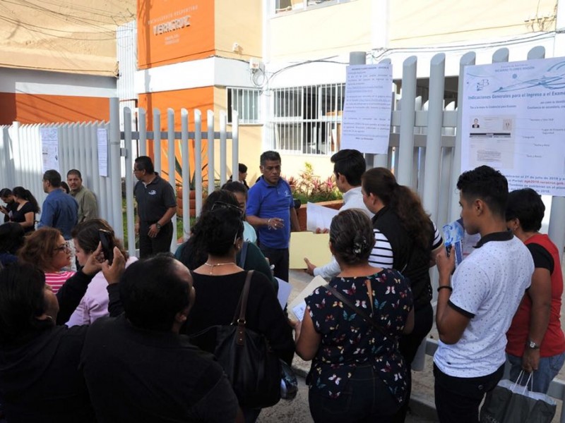 Presentan exámen de ingreso a bachillerato