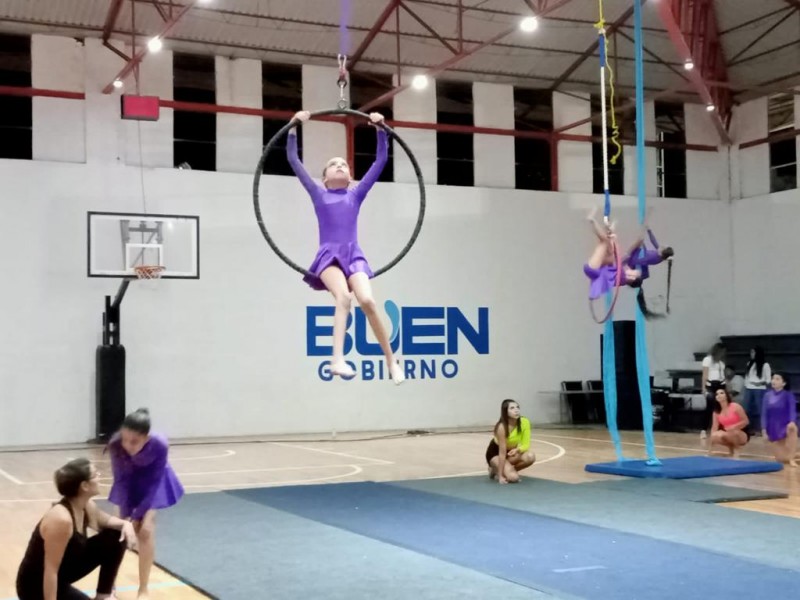 Presentan exhibición de danza aérea y baile moderno en Zamora